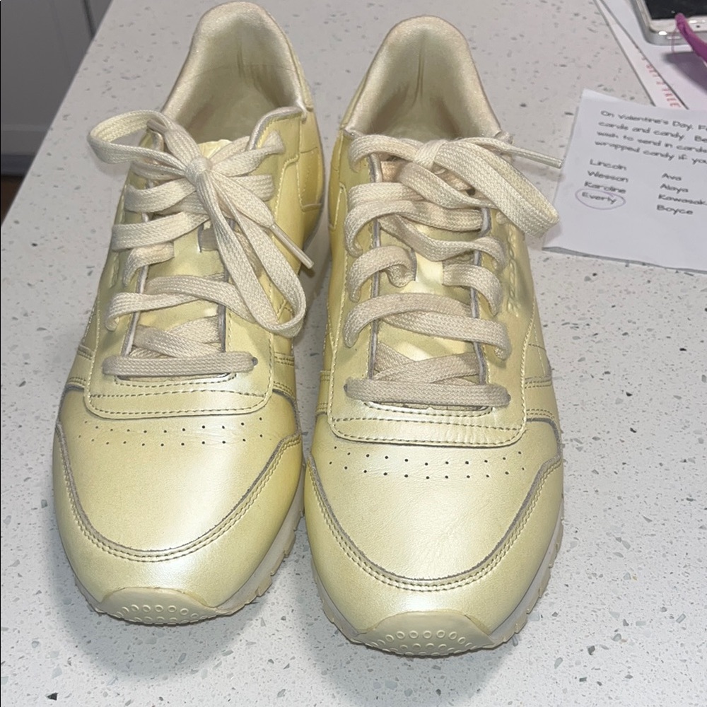 Women’s Reebok classic 9.5